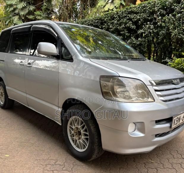 Toyota Noah 2003 Silver