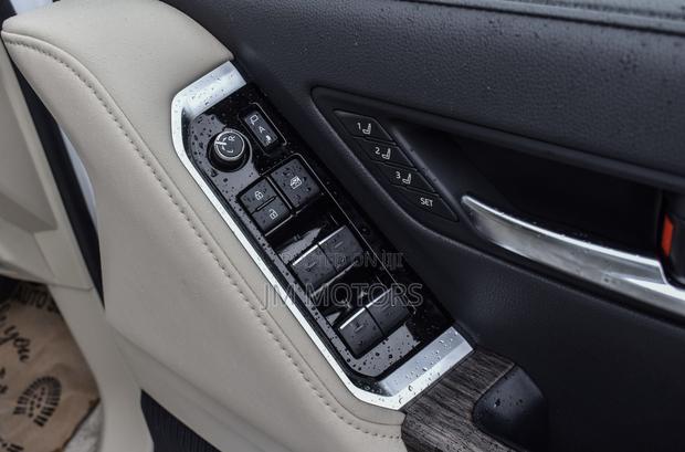 Toyota Land Cruiser LC300 2023 Pearl