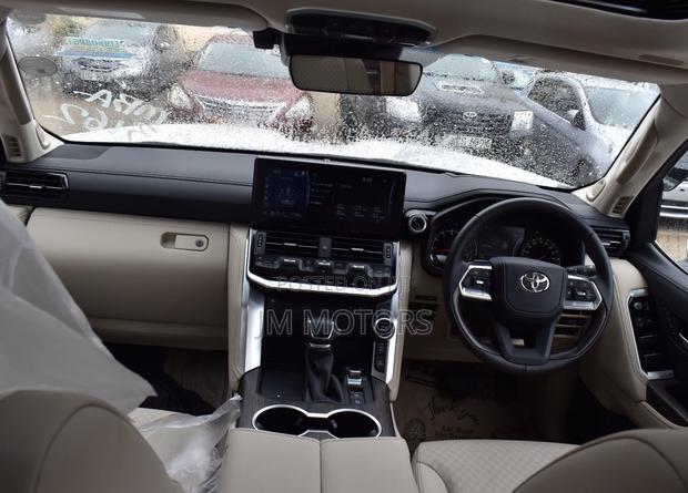 Toyota Land Cruiser LC300 2023 Pearl