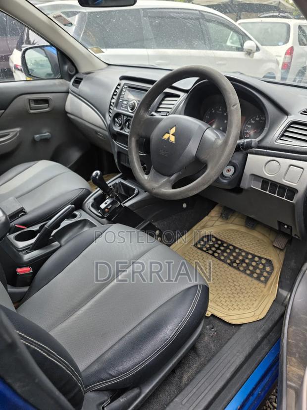 Mitsubishi L200 2015 Blue