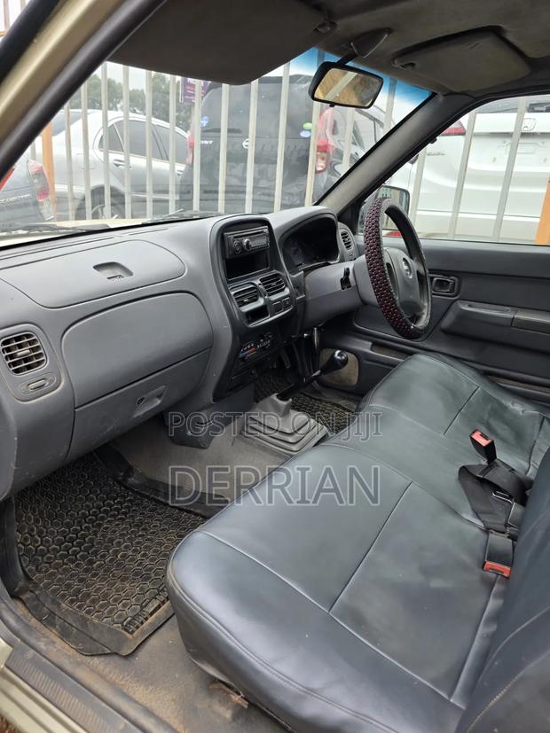 Nissan NP300 2011 Gray