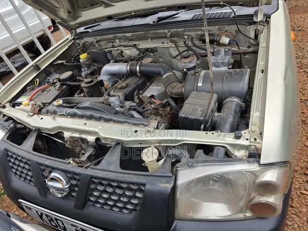 Nissan NP300 2011 Gray