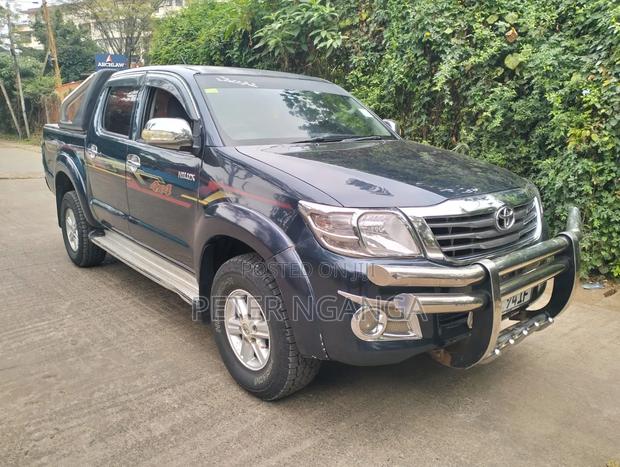 Toyota Hilux 2013 Blue