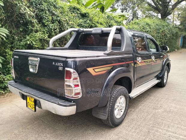 Toyota Hilux 2013 Blue