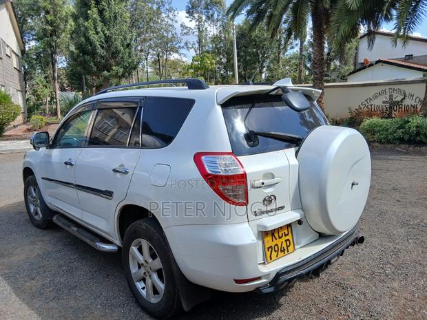 Toyota Vanguard 2011 White