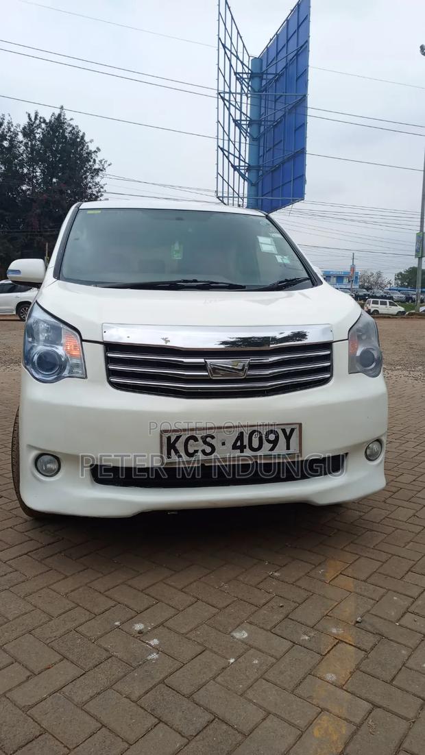 Toyota Noah 2011 White