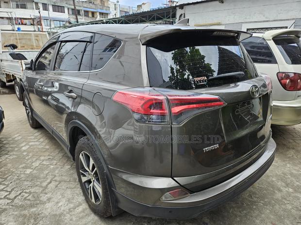 Toyota RAV4 SE FWD (2.5L 4cyl 6A) 2017 Gray