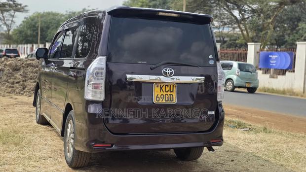 Toyota Voxy 2012 Red