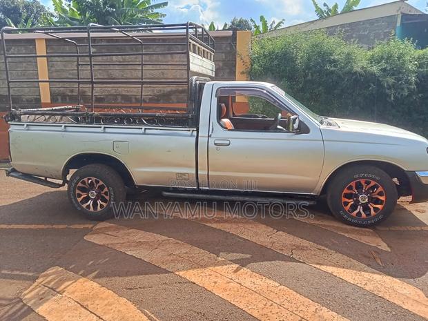Nissan Hardbody 2000 Gray