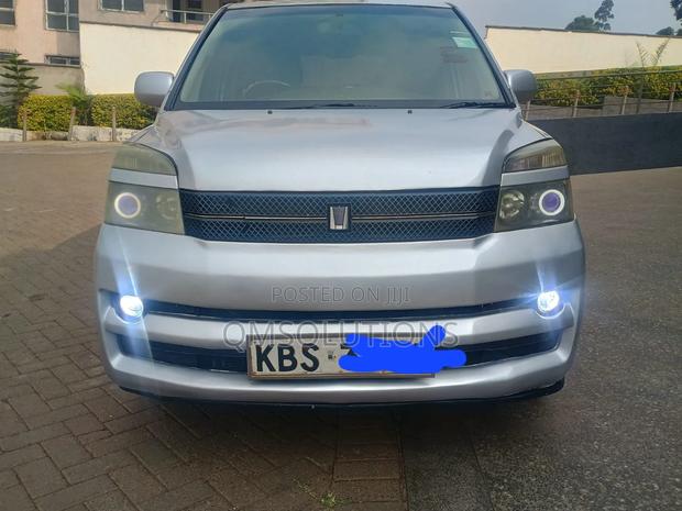Toyota Voxy 2006 Silver