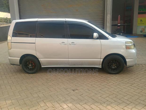 Toyota Voxy 2006 Silver