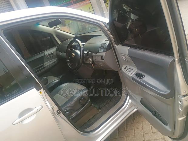 Toyota Voxy 2006 Silver