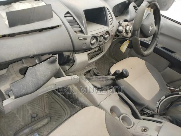 Mitsubishi L200 2012 White