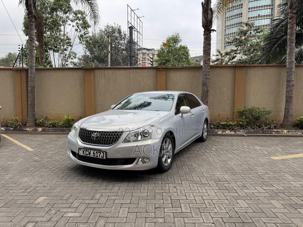 Toyota Crown Majesta 2012