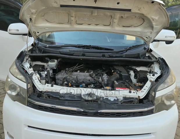 Toyota Voxy 2011 White
