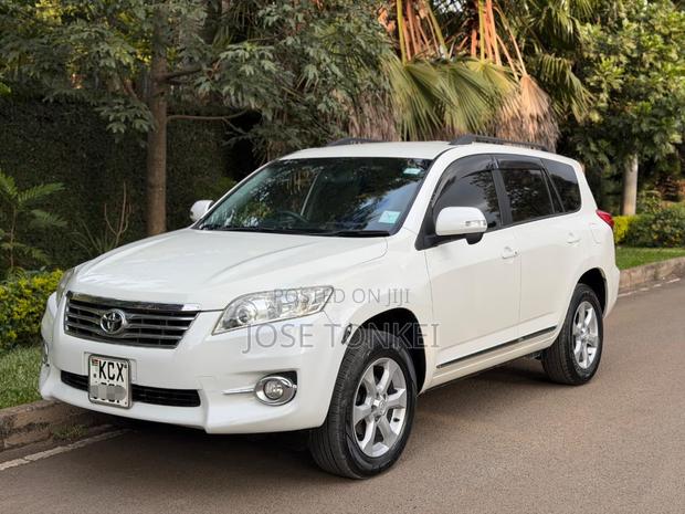 Toyota Vanguard 2013 White