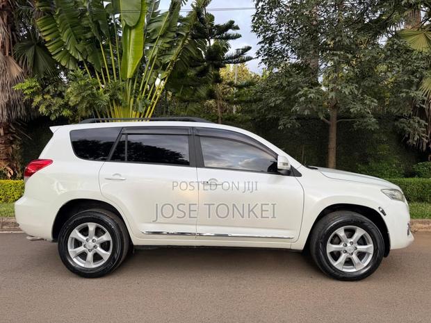 Toyota Vanguard 2013 White