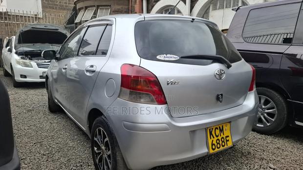 Toyota Vitz 2010 Silver