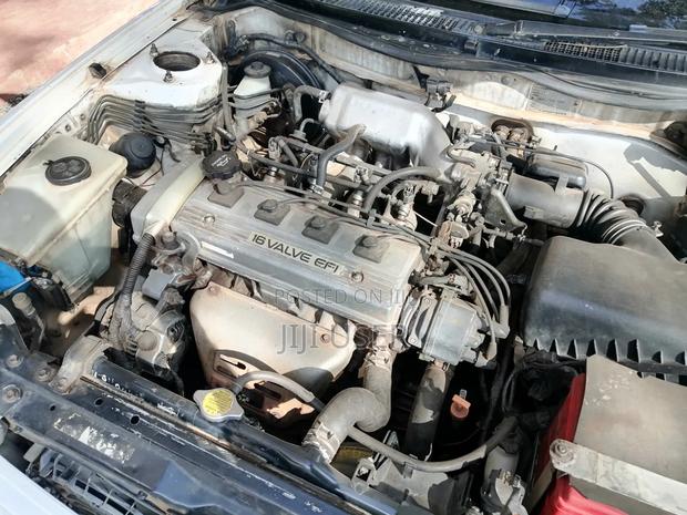 Toyota Corolla 2000 White