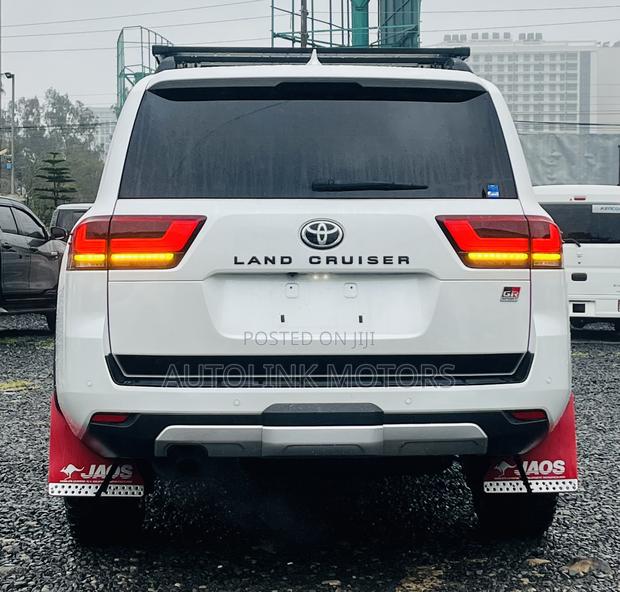Toyota Land Cruiser LC300 2023 White