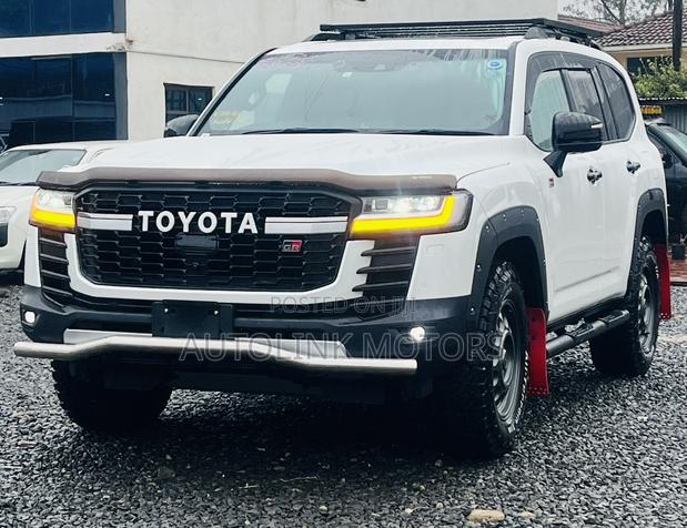 Toyota Land Cruiser LC300 2023 White