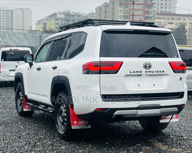 Toyota Land Cruiser LC300 2023 White