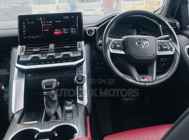 Toyota Land Cruiser LC300 2023 White