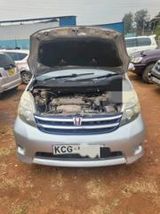 Toyota ISIS 2010 Gray for sale