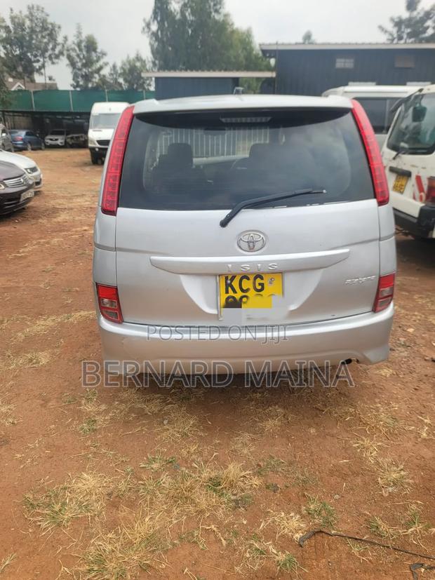 Toyota ISIS 2010 Gray