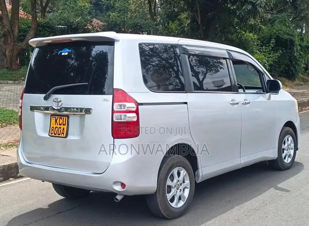 Toyota Noah 2012 Silver