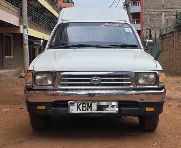 Toyota Hilux 2004 White