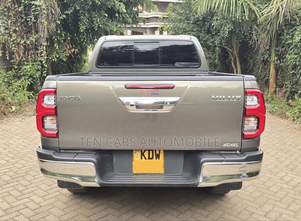 Toyota Hilux 2025 Gray