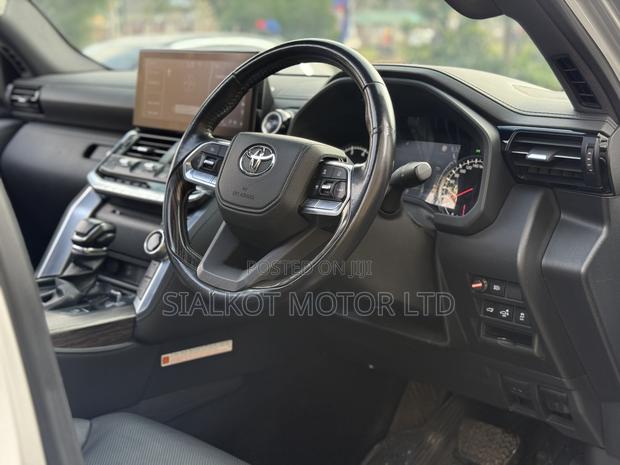 Toyota Land Cruiser LC300 2022 Silver