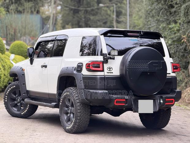 Toyota FJ Cruiser 2014 White