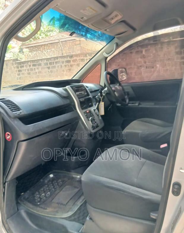 Toyota Voxy 2012 Silver