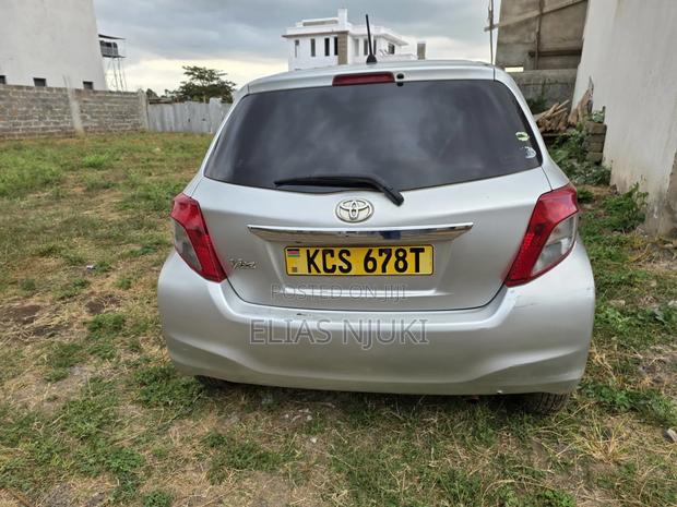 Toyota Vitz 2012 Silver