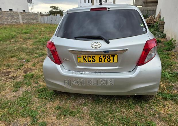 Toyota Vitz 1.3 FWD 5dr 2012 Silver