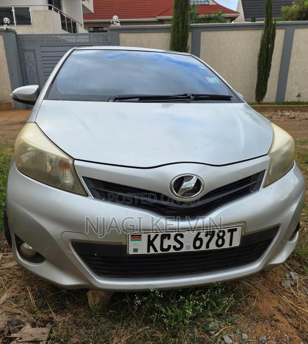 Toyota Vitz 1.3 FWD 5dr 2012 Silver