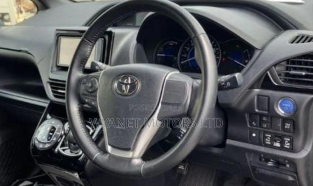 Toyota Noah 1.8 FWD Hybrid (7 seater) 2019 White