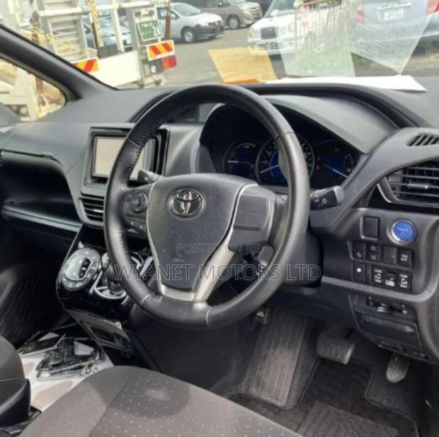 Toyota Noah 1.8 FWD Hybrid (7 seater) 2019 White