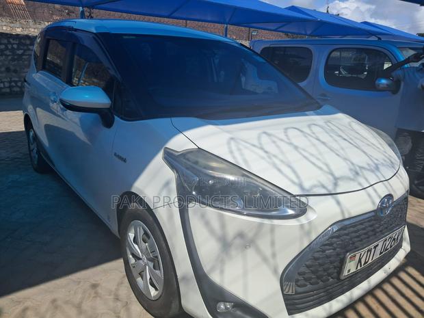 Toyota Sienta 2017 White