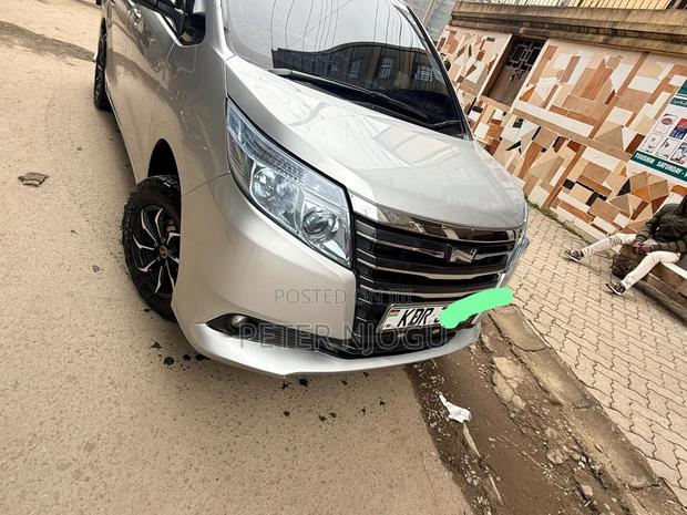 Toyota Noah 2019 Silver