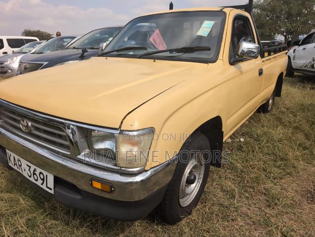 Toyota Hilux 2004 Yellow