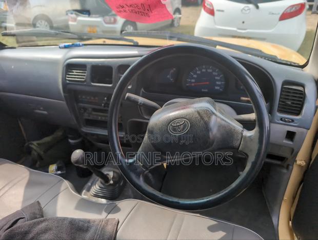 Toyota Hilux 2004 Yellow