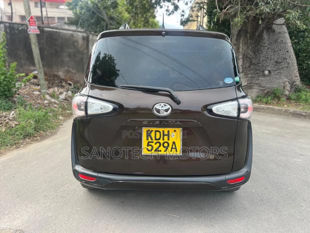 Toyota Sienta 2015 Brown
