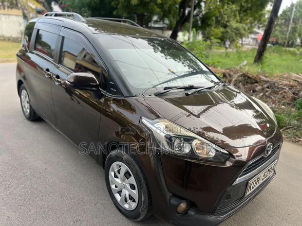 Toyota Sienta 2015 Brown
