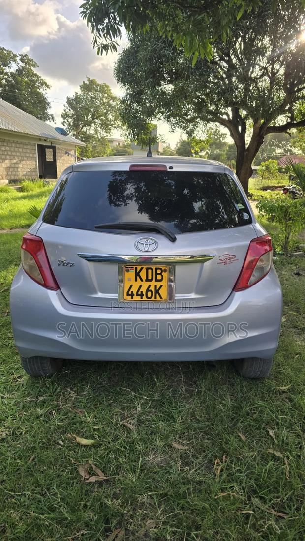 Toyota Vitz 2013 Silver