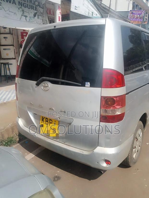 Toyota Noah 2005 Silver