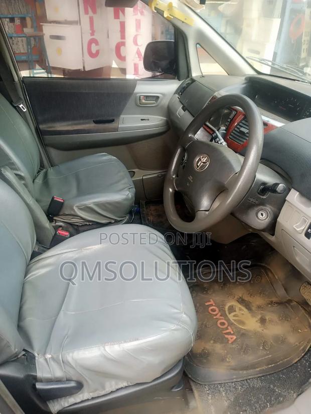 Toyota Noah 2005 Silver
