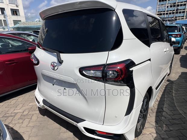 Toyota Sienta 2019 Beige
